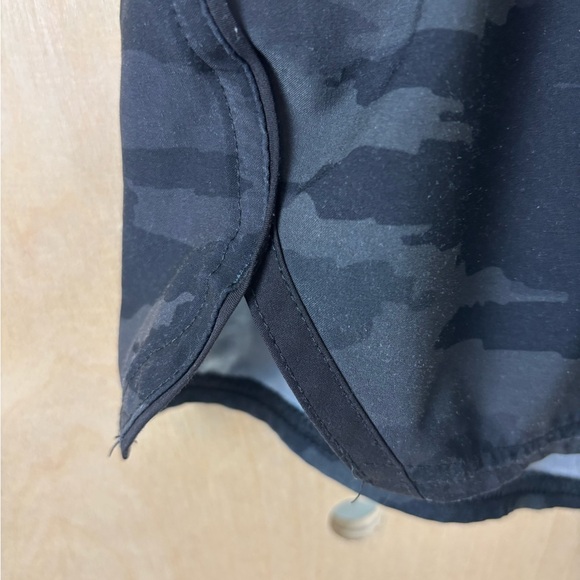 Vuori Women’s Black/Gray Camo 2 Inch Clementine Short in Medium - Picture 2 of 4